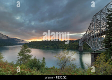 Sonnenuntergang über Columbia River Gorge Brücke der Götter in der Kaskade sperrt Oregon Stockfoto