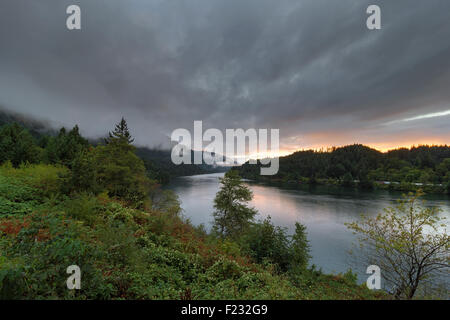 Niedrige Nebel Wolkenfelder über Columbia River Gorge bei Sonnenuntergang in Oregon Stockfoto