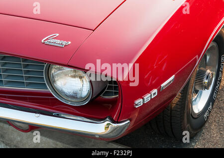 Name auf der Motorhaube oder die Motorhaube eines Autos Chevrolet Camaro. Stockfoto