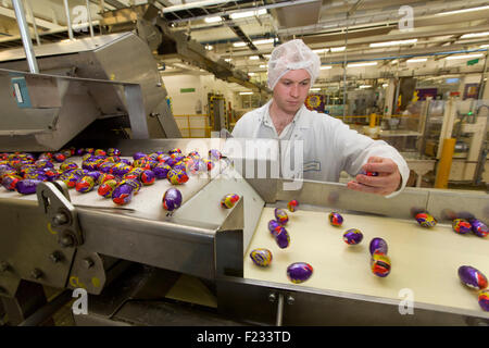 Vereinigtes Königreich, Bournville: Ein Arbeiter prüft am Ende der Produktionslinie Cadbury Creme Eier in Bournville. Stockfoto
