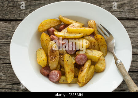 Draufsicht gebratene gewürzte Kartoffeln auf einem Teller Stockfoto