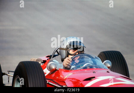 Lorenzo Bandini in seinem Ferrari Nr. 17, beendete 2. Platz, Kai Eintrag in die Ecke Tabac, Monaco GP 30. Mai 1965 Stockfoto