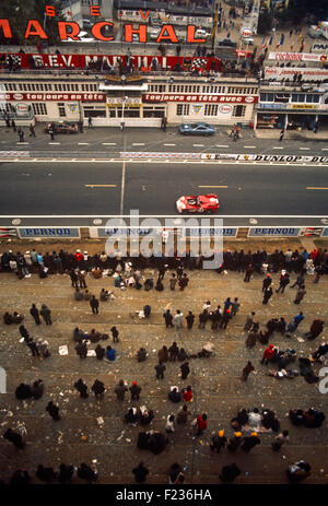 18 de Adamich und Vaccarella Alfa Romeo T33 am Start beenden gerade, Le Mans am Sonntagmorgen 16. Juni 1972 Stockfoto