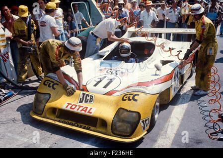 11 Derek Bell und Vern Schuppan Mirage in den Gruben in Le Mans 12. Juni 1976 Stockfoto