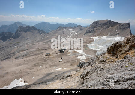 Blick auf die Zugspitz Platt bei Wanderern, die Gletscher Sonnalpin und Schneefernerhaus vom Grat in der Nähe des Gipfels der Zugspitze Stockfoto