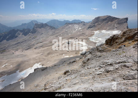 Blick auf die Zugspitz Platt bei Wanderern, die Gletscher Sonnalpin und Schneefernerhaus vom Grat in der Nähe des Gipfels der Zugspitze Stockfoto