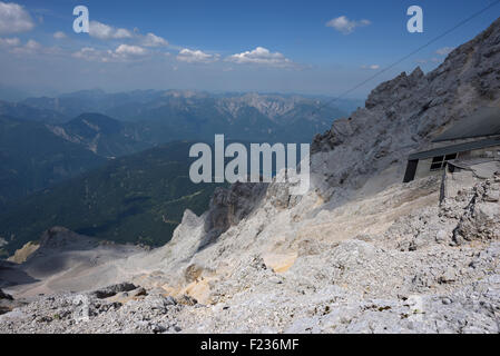 Blick auf See Eibsee aus dem Grat nahe dem Gipfel des Berges Zugspitze, Deutschland Stockfoto