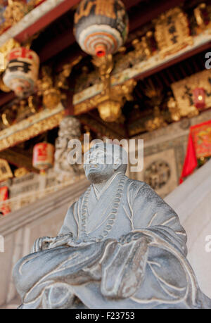 Ein Stein Buddha-Statue am Eingang des The Khoo Kongsi Clan House. Georgetown, Penang, Malaysia Stockfoto