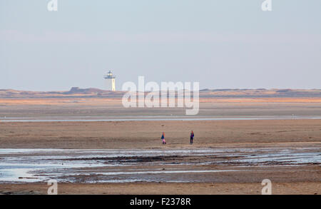 Ein Leuchtturm am Strand und Passanten Stockfoto