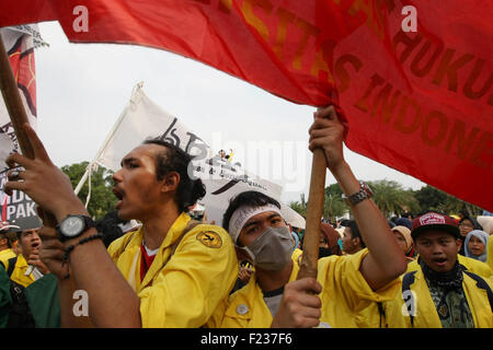 Zentral-Jakarta, Jakarta, Indonesien. 14. Februar 2013. Tausend Studenten inszenieren einen Protest gegen den Anstieg der Dollarkurs und Wirtschaftspolitik vor dem Präsidentenpalast. © Afriadi Hikmal/ZUMA Draht/Alamy Live-Nachrichten Stockfoto