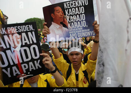 Zentral-Jakarta, Jakarta, Indonesien. 14. Februar 2013. Tausend Studenten inszenieren einen Protest gegen den Anstieg der Dollarkurs und Wirtschaftspolitik vor dem Präsidentenpalast. © Afriadi Hikmal/ZUMA Draht/Alamy Live-Nachrichten Stockfoto