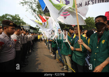 Zentral-Jakarta, Jakarta, Indonesien. 14. Februar 2013. Tausend Studenten inszenieren einen Protest gegen den Anstieg der Dollarkurs und Wirtschaftspolitik vor dem Präsidentenpalast. © Afriadi Hikmal/ZUMA Draht/Alamy Live-Nachrichten Stockfoto