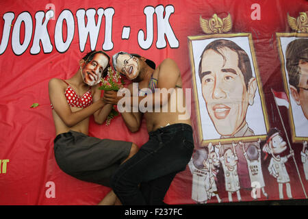 Zentral-Jakarta, Jakarta, Indonesien. 14. Februar 2013. Tausend Studenten inszenieren einen Protest gegen den Anstieg der Dollarkurs und Wirtschaftspolitik vor dem Präsidentenpalast. © Afriadi Hikmal/ZUMA Draht/Alamy Live-Nachrichten Stockfoto