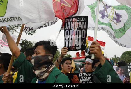 Zentral-Jakarta, Jakarta, Indonesien. 14. Februar 2013. Tausend Studenten inszenieren einen Protest gegen den Anstieg der Dollarkurs und Wirtschaftspolitik vor dem Präsidentenpalast. © Afriadi Hikmal/ZUMA Draht/Alamy Live-Nachrichten Stockfoto