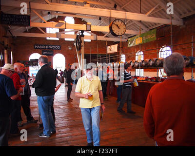 Chappel, Essex, England. 9. September 2015. Bar statt in den Lagerschuppen auf dem Bierfest Chappel am East Anglian Museum, Chappel & weckt Colne Bahnhof, Chappel, Essex, England. Funktionen bar Personal, Trinker und Racks von real Ale Bierfässer. Bildnachweis: Archäo Bilder/Alamy Live News Stockfoto