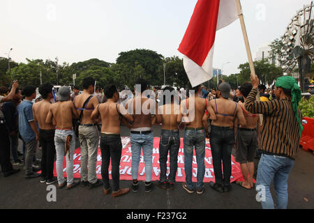 Zentral-Jakarta, Jakarta, Indonesien. 14. Februar 2013. Tausend Studenten inszenieren einen Protest gegen den Anstieg der Dollarkurs und Wirtschaftspolitik vor dem Präsidentenpalast. © Afriadi Hikmal/ZUMA Draht/Alamy Live-Nachrichten Stockfoto