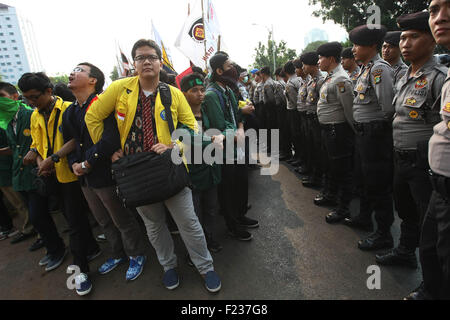 Zentral-Jakarta, Jakarta, Indonesien. 14. Februar 2013. Tausend Studenten inszenieren einen Protest gegen den Anstieg der Dollarkurs und Wirtschaftspolitik vor dem Präsidentenpalast. © Afriadi Hikmal/ZUMA Draht/Alamy Live-Nachrichten Stockfoto