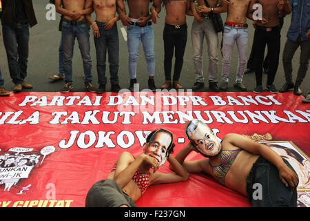 Zentral-Jakarta, Jakarta, Indonesien. 14. Februar 2013. Tausend Studenten inszenieren einen Protest gegen den Anstieg der Dollarkurs und Wirtschaftspolitik vor dem Präsidentenpalast. © Afriadi Hikmal/ZUMA Draht/Alamy Live-Nachrichten Stockfoto