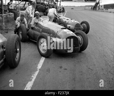 Whitehead in einem Ferrari 125 und Walker in einer Ära, E-Type, britischen GP in Silverstone 1949 Stockfoto