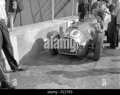 Raymond Sommer in einem Ferrari 125 an den GP von Italien in Monza 1949 Stockfoto