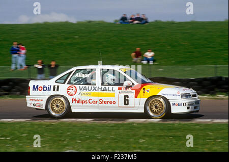 Jeff Allam in seinem Vauxhall Cavalier in der britischen Tourenwagen-Meisterschaft konkurrieren. Stockfoto