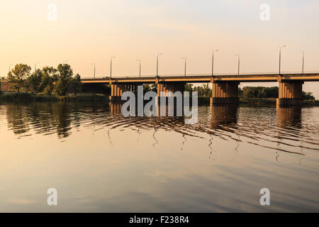 Brücke über den Fluss bei Sonnenuntergang Stockfoto