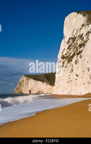 Blick entlang des Strandes in Richtung Swyre Head und Fledermäuse Kopf auf Dorset Jurassic Coast in der Nähe von Lulworth, Dorset, UK. Stockfoto