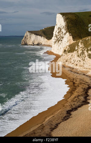 Blick entlang des Strandes in Richtung Swyre Head und Fledermäuse Kopf auf Dorset Jurassic Coast in der Nähe von Lulworth, Dorset, UK. Stockfoto