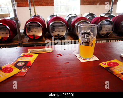 Chappel, Essex, England. 9. September 2015. Bar statt in den Lagerschuppen auf dem Bierfest Chappel am East Anglian Museum, Chappel & weckt Colne Bahnhof, Chappel, Essex, England. Verfügt über ein Glas Weißbier, Flugblätter und Racks von real Ale Bierfässer. Bildnachweis: Archäo Bilder/Alamy Live News Stockfoto