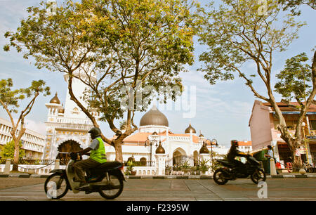 Exterieur der Kapitan Keling Moschee bei Sonnenaufgang auf Harmonie Straße. Penang, Malaysia Stockfoto