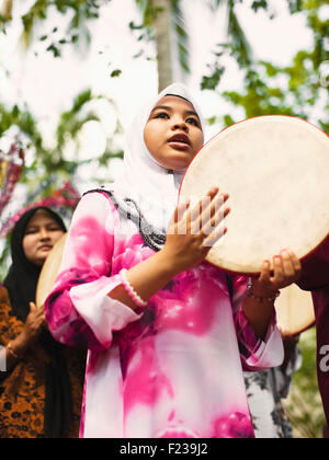 Die tägliche Mandi Bunga-Zeremonie ist Teil des malaysischen Sucimrni Ritual, den traditionellen malaiischen Heilungsprozess zu verbessern. Stockfoto