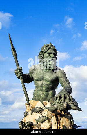 Bronze-Statue von König Neptun entlang der Promenade in Virginia Beach, Virginia, USA Stockfoto