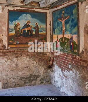 Gemälde von Christus getragen und am Kreuz in einer bröckelnden Gasse Chioggia venezianischen Lagune Veneto Italien Europa Stockfoto