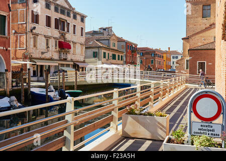 Fußgängerbrücke über den Kanal auf die venezianische Lagune Insel von Chioggia Veneto Italien Europa Stockfoto