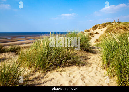 Erodierte Sanddüne in Southport; Natur, Strand, Himmel, Meer, Sommer, blauer Himmel, Küste, Fußabdrücke und Spuren, Marram-Grasvegetation an der Küste, Merseyside UK Stockfoto