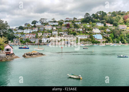 Blick vom Kriegsflotte Creek im Hafen von Dartmouth und Kingswear an der River Dart, Devon, England, UK Stockfoto