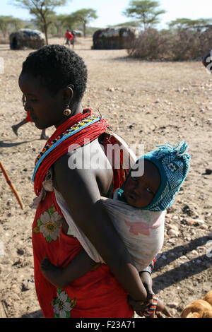 Afrikanische Frau mit ihrem Baby von Samburu Stammes in einem lokalen Dorf in Kenia Stockfoto