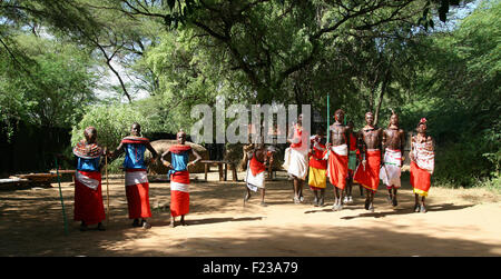 Gruppe von nicht identifizierten afrikanische Männer vom Stamm der Samburu zeigen einen traditionellen springenden Tanz Stockfoto