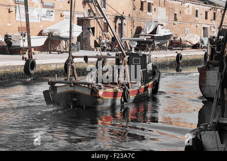 Fischkutter an Kanal Chioggia venezianischen Lagune Veneto Italien Europa unterwegs Stockfoto