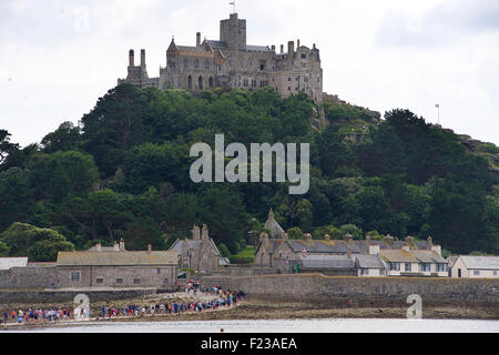 Besucher, die Überfahrt nach St. Michaels Mount bei Ebbe. Marazion, Cornwall, England Stockfoto