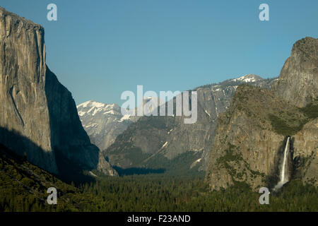 Felsformationen in einem Tal, Bridal Veil Falls, Yosemite, El Capitan, Half Dome, Yosemite Tal, Yosemite-Nationalpark, Califor Stockfoto