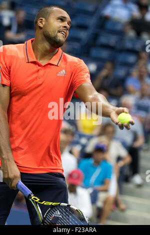 Jo-Wilfried Tsonga (FRA) im Wettbewerb bei den 2015 US Open Tennis Stockfoto