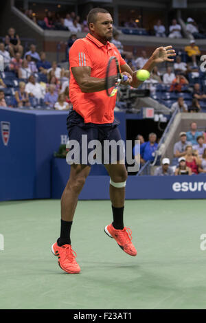 Jo-Wilfried Tsonga (FRA) im Wettbewerb bei den 2015 US Open Tennis Stockfoto