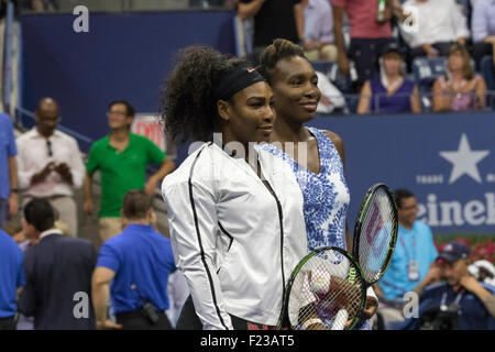 Serena und Venus Williams (USA) im Wettbewerb im Viertelfinale gegen bei der 2015 US Open Tennis Stockfoto