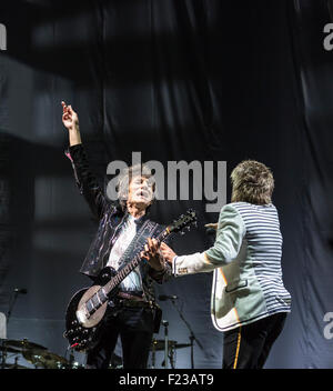 Rod Stewart und Ronnie Wood Gesang mit The Faces wiedervereint, Musizieren im Konzert live auf der Bühne im September 2015 Stockfoto