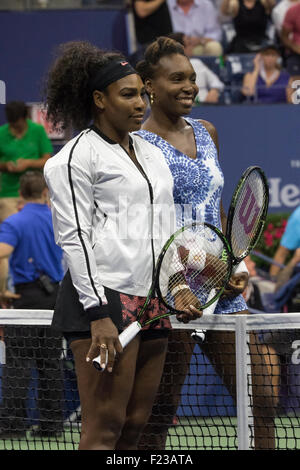 Serena und Venus Williams (USA) im Wettbewerb im Viertelfinale gegen bei der 2015 US Open Tennis Stockfoto