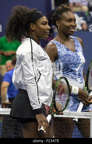 Serena und Venus Williams (USA) im Wettbewerb im Viertelfinale gegen bei der 2015 US Open Tennis Stockfoto