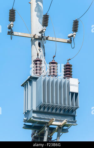 Elektrischen Transformator der elektrische Pylon gegen den blauen Himmel Stockfoto