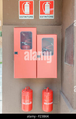 Bereich mit der Ausrüstung gegen Brandgefahr mit zwei Feuerlöscher und zwei Eimer Sand. Stockfoto