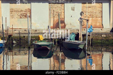 Boote und Liegeplatz Polen neben alten Canalside Chioggia venezianischen Lagune Veneto Italien Europa Stockfoto